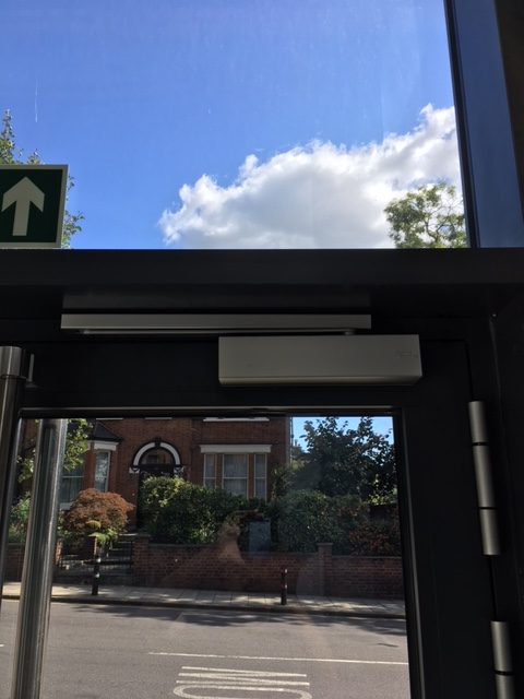 Surface-mounted overhead door closer fitted to a commercial door